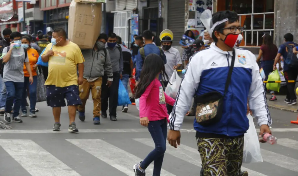 Varias personas indicaron que recién fueron hoy a realizar sus adquisiciones porque en los días previos estaban ocupados. Foto: Félix Contreras / La República