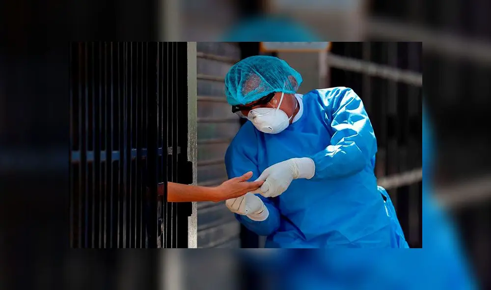 Trabajadores del Ministerio de Salud toman muestras a domicilio para pruebas de coronavirus en Lima. Foto: EFE Trabajadores del Ministerio de Salud toman muestras a domicilio para pruebas de coronavirus en Lima. Foto: EFE