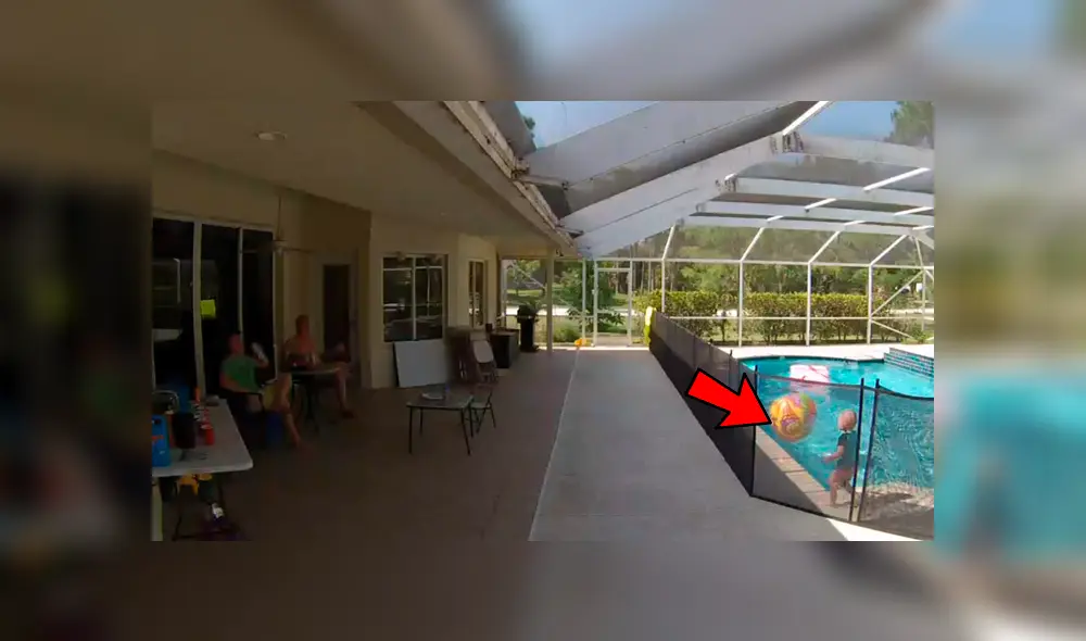 El hombre no lo pensó dos veces y saltó para rescatar a su bebé que se estaba ahogando. Foto: captura El hombre no lo pensó dos veces y saltó para rescatar a su bebé que se estaba ahogando. Foto: captura