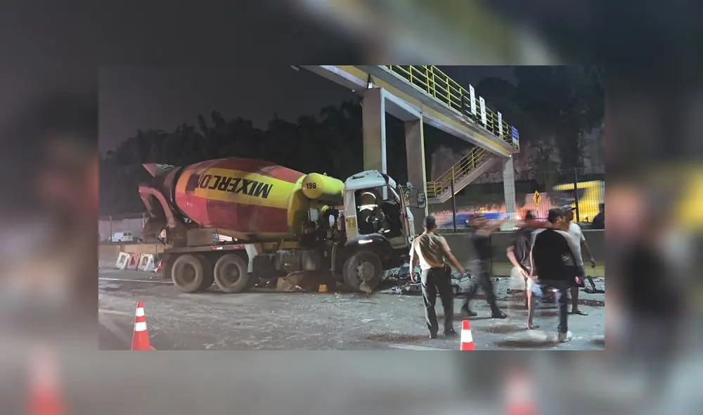Vía de Evitamiento: camión choca contra puente peatonal y podría colapsar por daños severos Vía de Evitamiento: camión choca contra puente peatonal y podría colapsar por daños severos