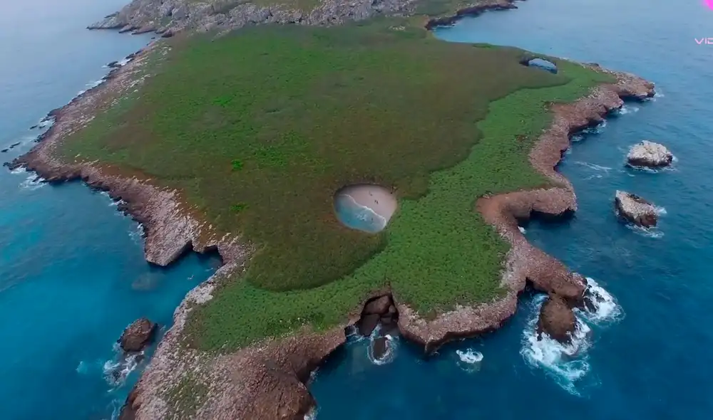 Las paredes que rodean la playa fueron usadas por el ejército mexicano para pruebas de tiro. Foto: Tarsicio Suárez / Videlo / YouTube