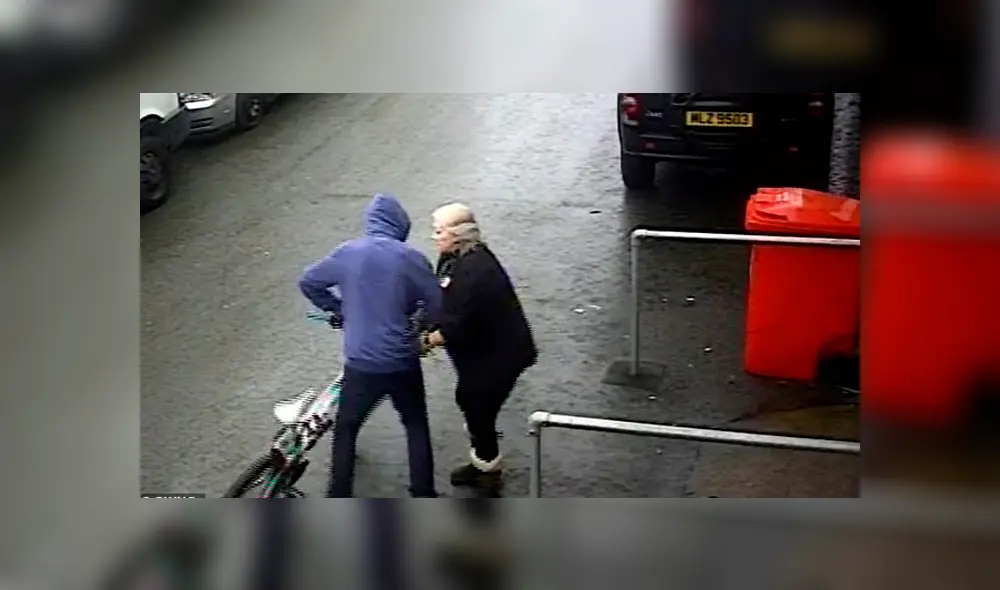 Desliza a la izquierda para conocer a esta valiente anciana. Foto: Captura. Desliza a la izquierda para conocer a esta valiente anciana. Foto: Captura.