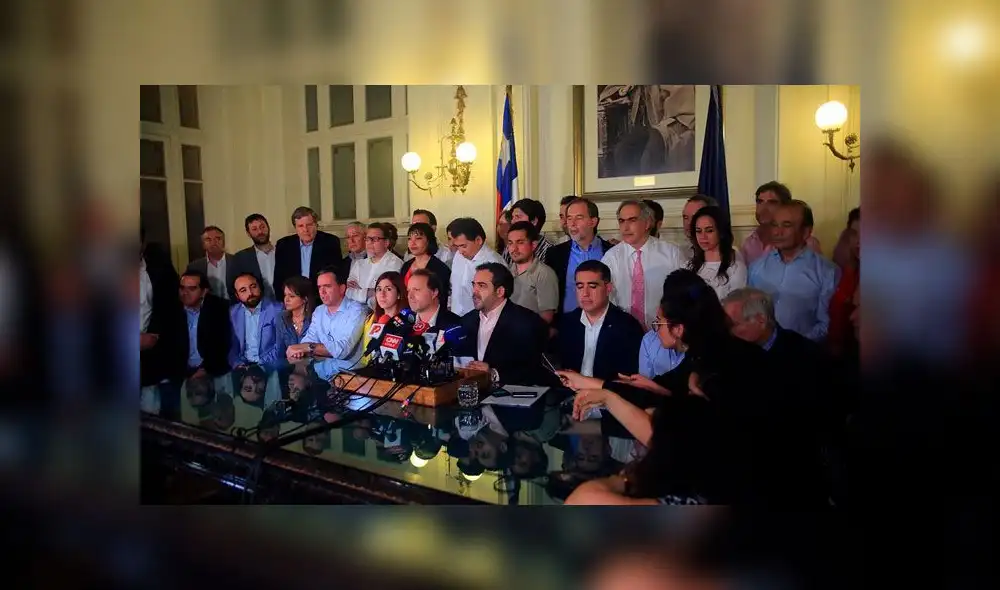 En conferencia de prensa, parlamentarios del oficialismo y oposición anunciaron el acuerdo que hace historia en Chile. Foto: La Tercera. En conferencia de prensa, parlamentarios del oficialismo y oposición anunciaron el acuerdo que hace historia en Chile. Foto: La Tercera.