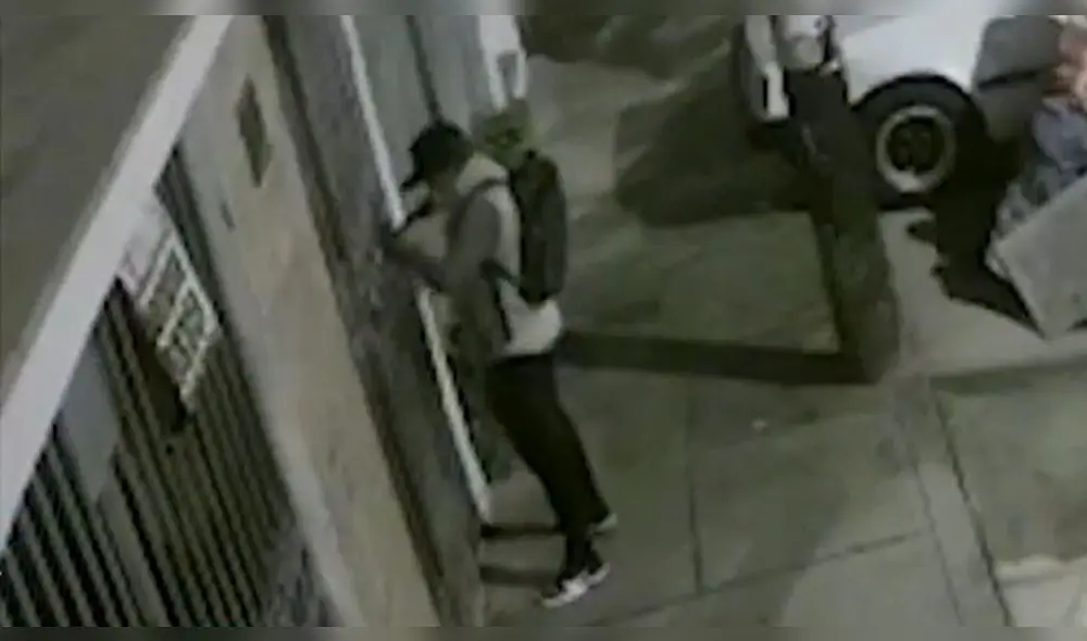 Sujeto se llevó hasta la mochila con la ropa de trabajo de las víctimas. Foto: captura de América Noticias Sujeto se llevó hasta la mochila con la ropa de trabajo de las víctimas. Foto: captura de América Noticias