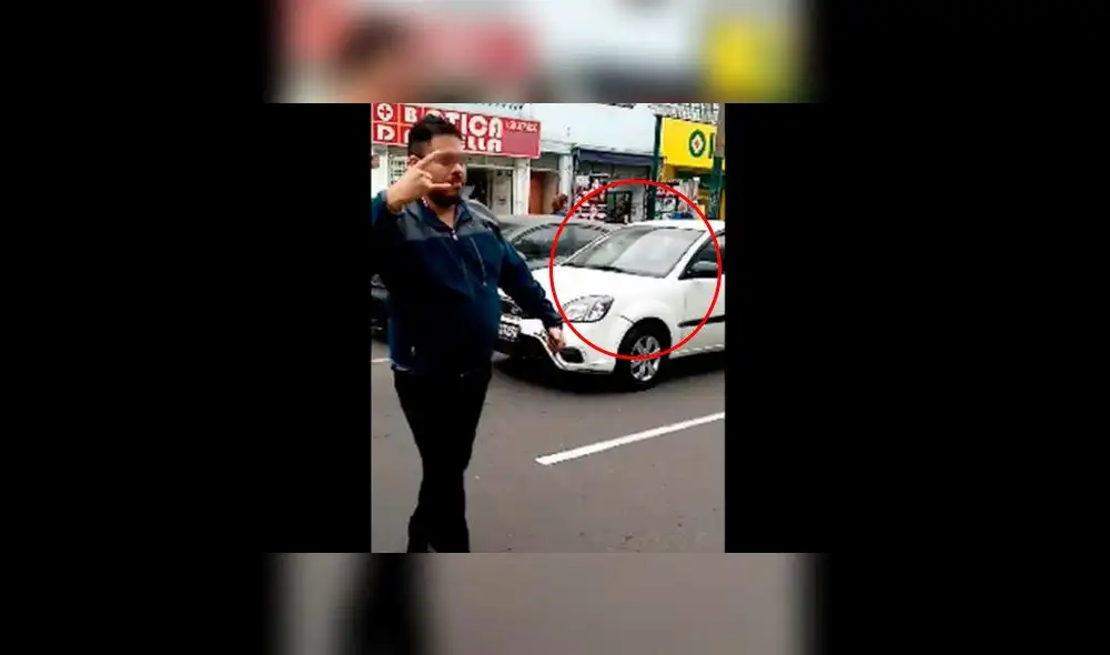 Madre denuncia por Facebook que chofer estacionó su auto en medio de la pista. Créditos: Captura.