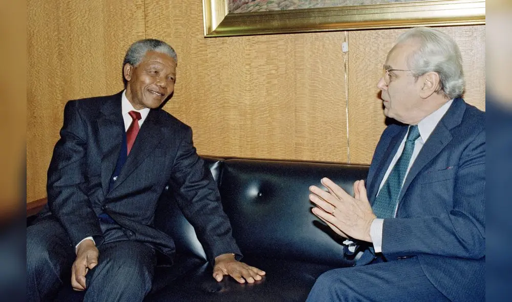 Javier Pérez de Cuéllar y Nelson Mandela, luego de que el diplomático peruano mediara en un conflicto entre Estados Unidos y Sudáfrica por la causa de Namibia. Javier Pérez de Cuéllar y Nelson Mandela, luego de que el diplomático peruano mediara en un conflicto entre Estados Unidos y Sudáfrica por la causa de Namibia.