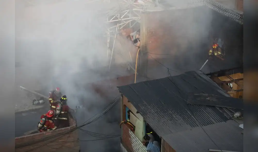 Otro incendio en galería del Cercado de Lima alarma a comerciantes y bomberos