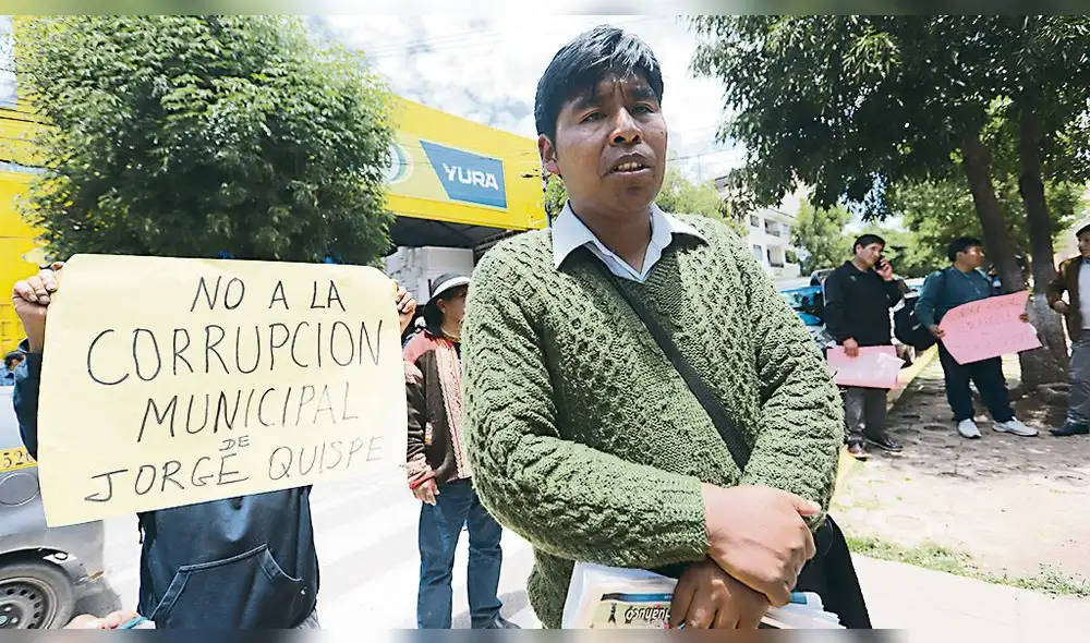 pedido. Dirigente junto a población que pide salida de alcalde. pedido. Dirigente junto a población que pide salida de alcalde.