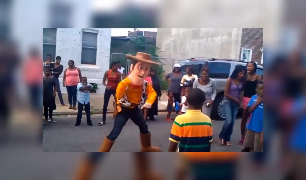 En Facebook, un joven con traje de Woody desafió a un pequeño en medio de la pista a un duelo de baile.