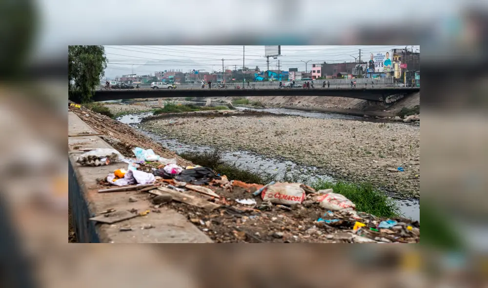 Moradores y transeúntes de la zona contaminan el río Rímac. Foto: John Reyes / La República. Moradores y transeúntes de la zona contaminan el río Rímac. Foto: John Reyes / La República.