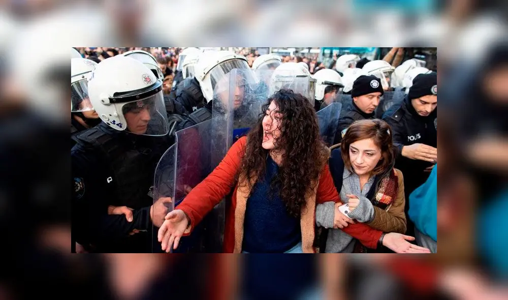 Policía de Turquía reprimió a las manifestantes. Foto: Difusión Policía de Turquía reprimió a las manifestantes. Foto: Difusión