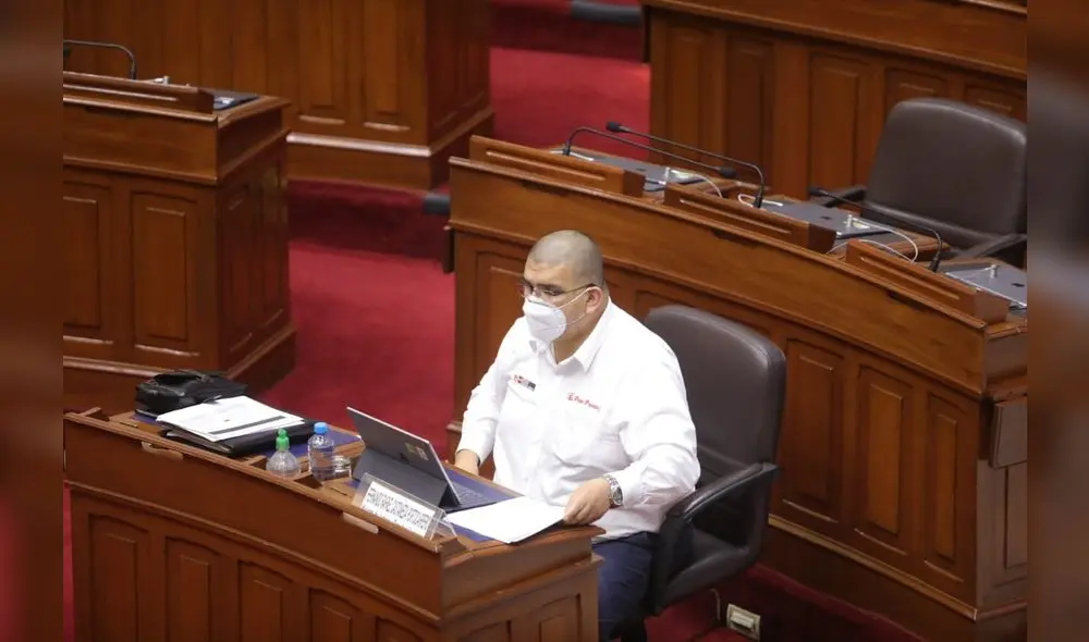 Ministro Castañeda repasando los argumentos de su cartera para sustentar el pedido del Ejecutivo. Foto: Minjus.