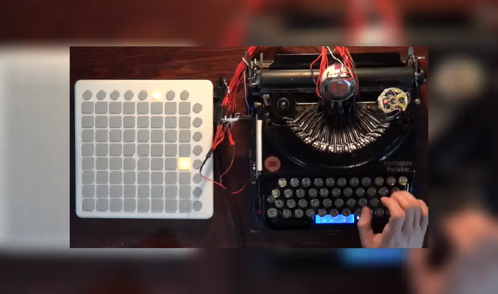 Desliza las imágenes para ver la sorprendente transformación de una antigua máquina de escribir en un instrumento musical. Desliza las imágenes para ver la sorprendente transformación de una antigua máquina de escribir en un instrumento musical.