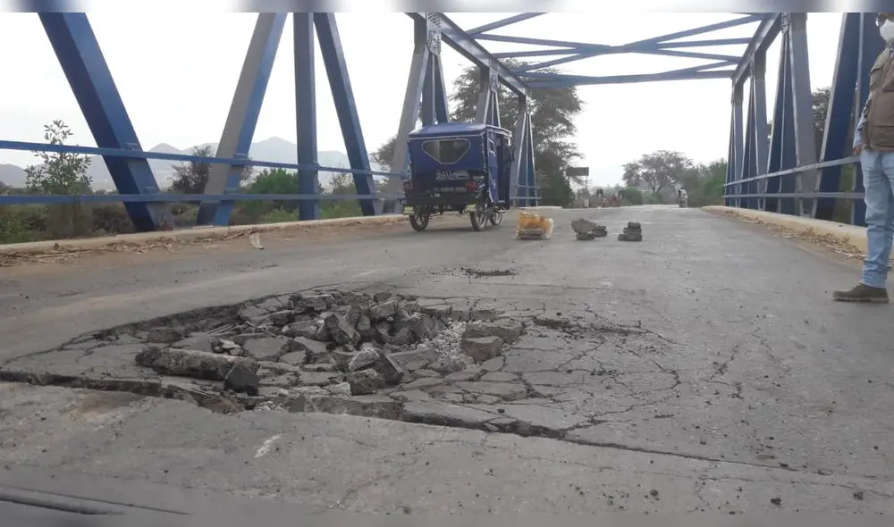 Carpeta asfáltica deteriorada en puente Mauro
