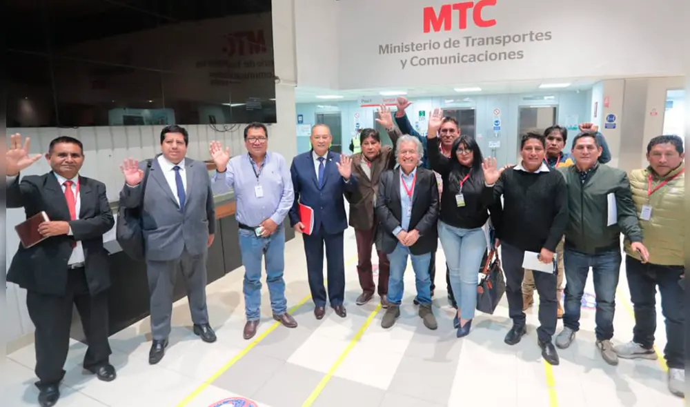 Los conductores del transporte público, interprovincial y carga pesada detendrán el paro desde el martes 29 de noviembre. Foto: composición Jazmin Ceras