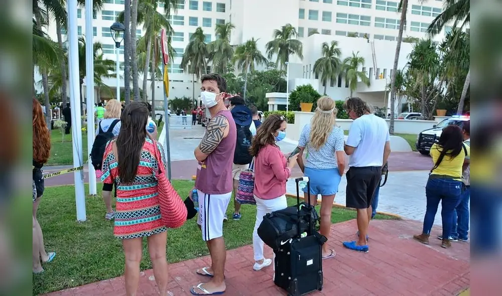 Turistas son desalojados después de registrarse un incendio en un hotel de Cancún, estado de Quintana Roo (México). Foto: Alonso Cupul/EFE