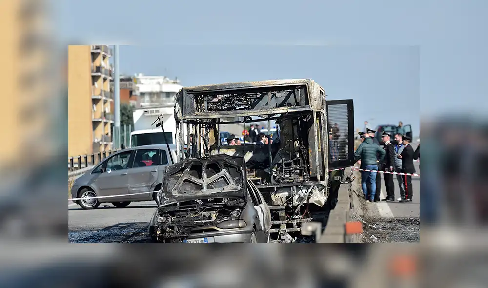 Hombre secuestró un bus con 51 niños e intentó incinerarlo por venganza [FOTOS]
