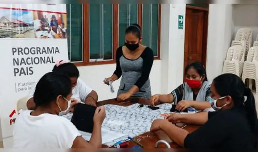 ellas navegan en un deslizador por el río para continuar enseñando a elaborar mascarillas de tela . ellas navegan en un deslizador por el río para continuar enseñando a elaborar mascarillas de tela .