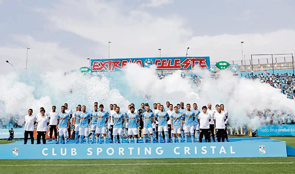 Completos. El plantel posa para la foto oficial. La ilusión empieza en una temporada con dos torneos a la vista.