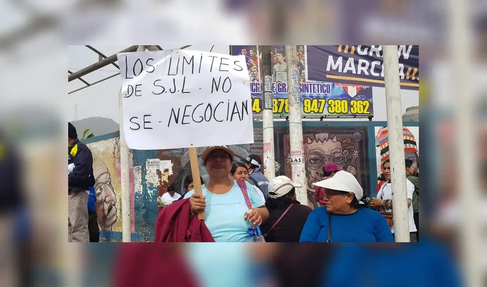 Con carteles en mano, los pobladores de ambos distritos protestaron para exigir la solución de los problemas limítrofes. Con carteles en mano, los pobladores de ambos distritos protestaron para exigir la solución de los problemas limítrofes.