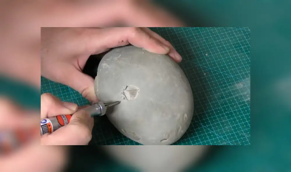 Desliza las imágenes para ver el increíble hallazgo que hizo un paleontólogo en el interior de una extraña roca. Foto: Newsflare Desliza las imágenes para ver el increíble hallazgo que hizo un paleontólogo en el interior de una extraña roca. Foto: Newsflare