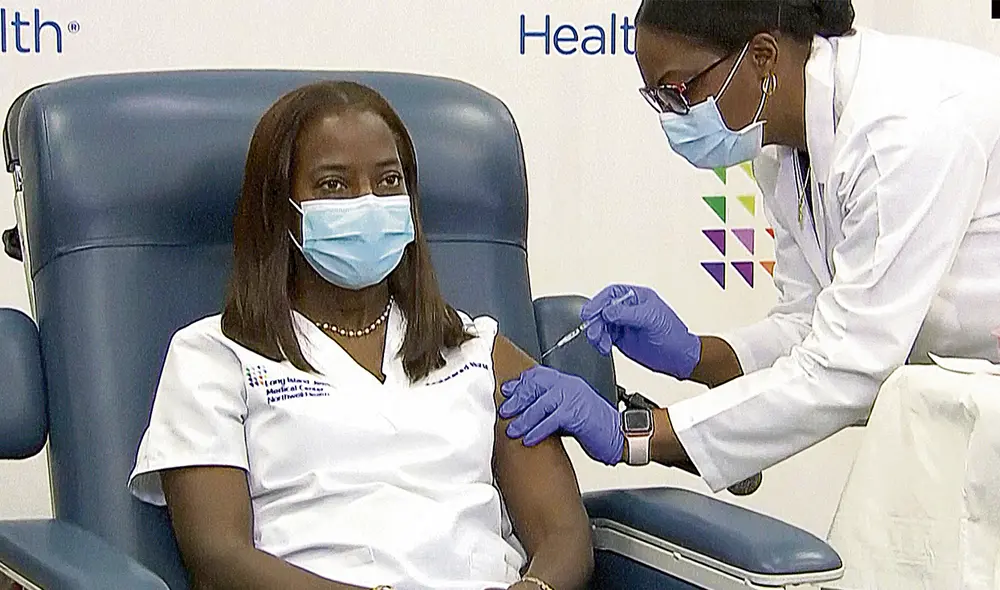 Inicio. Sandra Lindsay, enfermera del barrio de Queens, fue la primera en recibir la vacuna. AFP