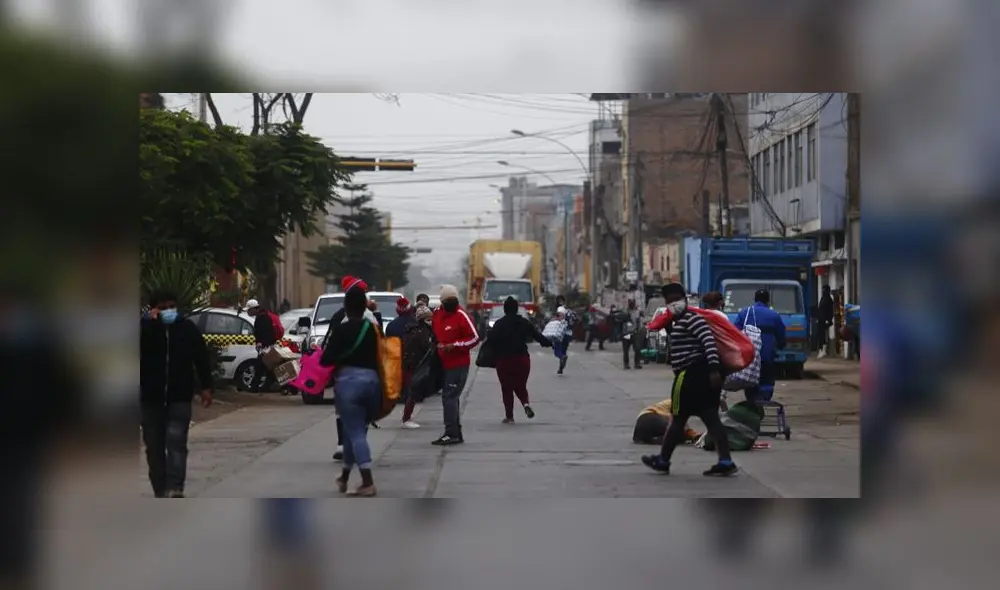 Ambulantes se desplazan por las principales avenidas de Gamarra. Créditos: Flavio Matos. Ambulantes se desplazan por las principales avenidas de Gamarra. Créditos: Flavio Matos.