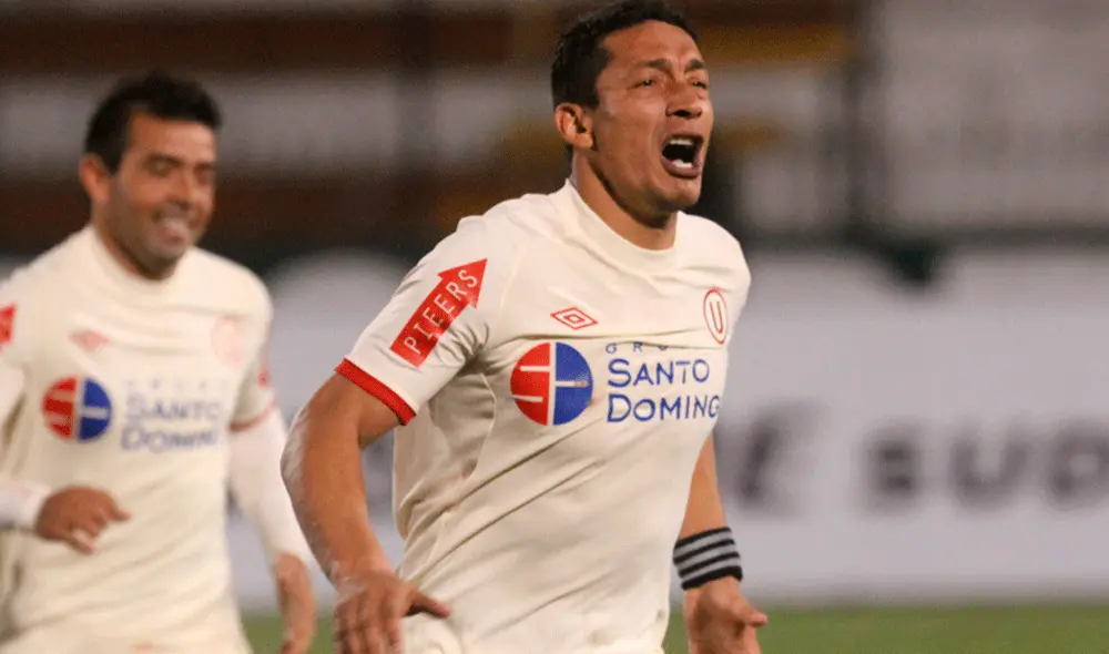 Carlos Galván campeón con Universitario de Deportes el 2009. Carlos Galván campeón con Universitario de Deportes el 2009.