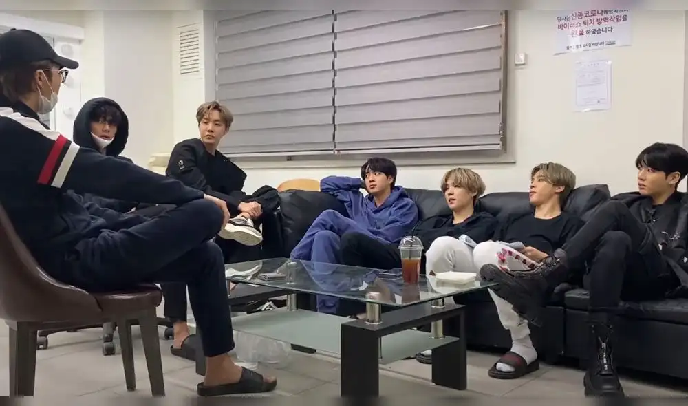 Desliza para ver más fotos de BTS. Desliza para ver más fotos de BTS.