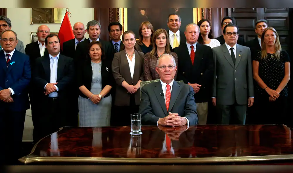 Kuczynski renuncia y se va de Palacio aplaudido solo por unos cuantos fieles