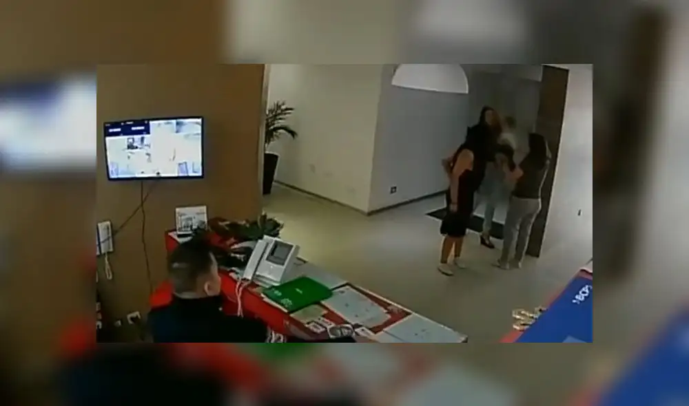 Una vecina evitó que la mujeres salgan del edificio y les quitó el bebé. (Foto: Captura de video / América Noticias) Una vecina evitó que la mujeres salgan del edificio y les quitó el bebé. (Foto: Captura de video / América Noticias)