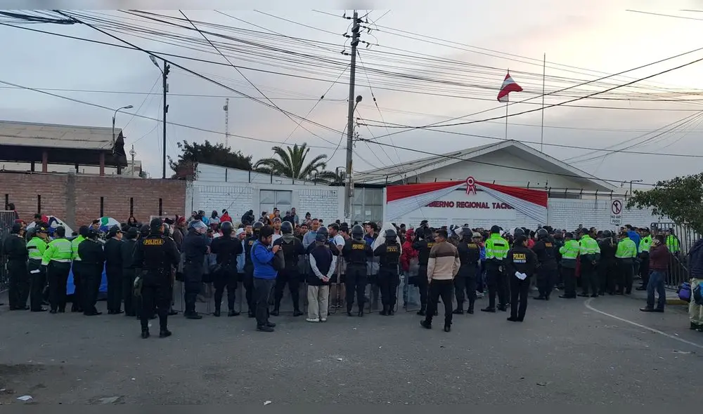 Tacna: Retiran a extranjeros de la calle del consulado chileno [FOTOS y VIDEO] 
