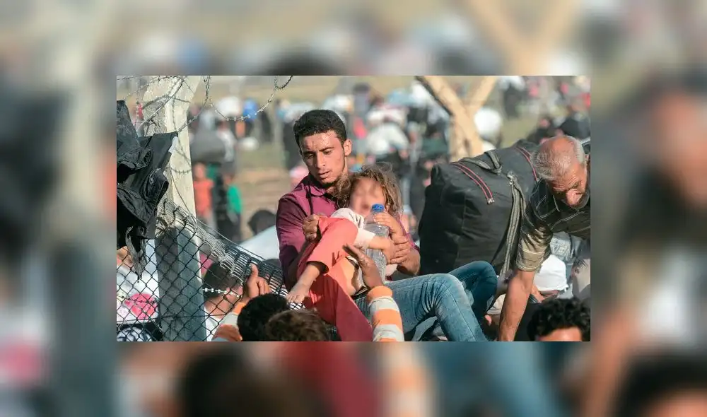 Niños migrantes son obligados a caminar sin zapatos por la frontera italiana