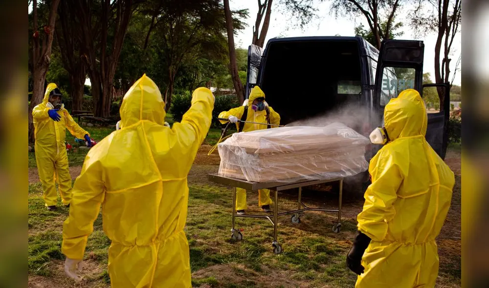 A market trader shows different currency notes in Caracas on March 10, 2019, during the third day of a massive power outage which has left Venezuelans without communications, electricity and water. - The unprecedented power outage already left 15 patients dead and threatens to extend indefinitely, increasing distress for the severe political and economic crisis hitting the oil-rich South American nation. (Photo by Cristian Hernandez / AFP) A market trader shows different currency notes in Caracas on March 10, 2019, during the third day of a massive power outage which has left Venezuelans without communications, electricity and water. - The unprecedented power outage already left 15 patients dead and threatens to extend indefinitely, increasing distress for the severe political and economic crisis hitting the oil-rich South American nation. (Photo by Cristian Hernandez / AFP)