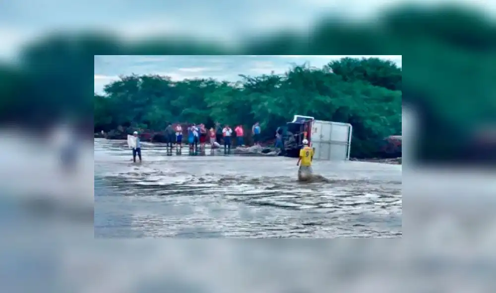 Lambayeque: Camión de Qali Warma se voltea tras cruzar quebrada