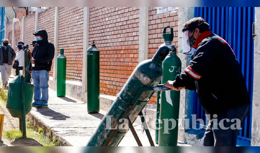 Ciudadanos hacen largas colas por conseguir un balón de oxígeno. Ciudadanos hacen largas colas por conseguir un balón de oxígeno.