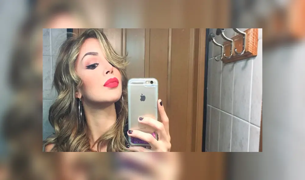 En Twitter: Sus selfies en el baño son virales por este peculiar detalle