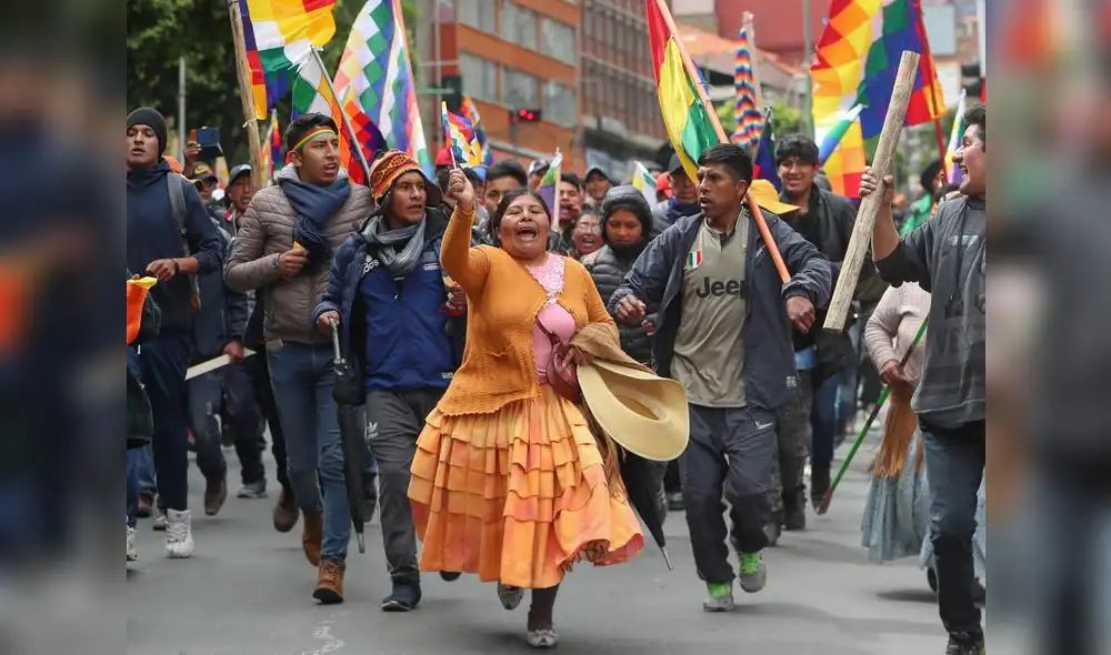 AME3797. LA PAZ (BOLIVIA), 12/11/2019. - Partidarios del ex presidente de Bolivia, Evo Morales, se manifiestan hoy martes en La Paz (Bolivia), portando la Whipala, una bandera que representa a los indígenas del país. EFE/Martin Alipaz