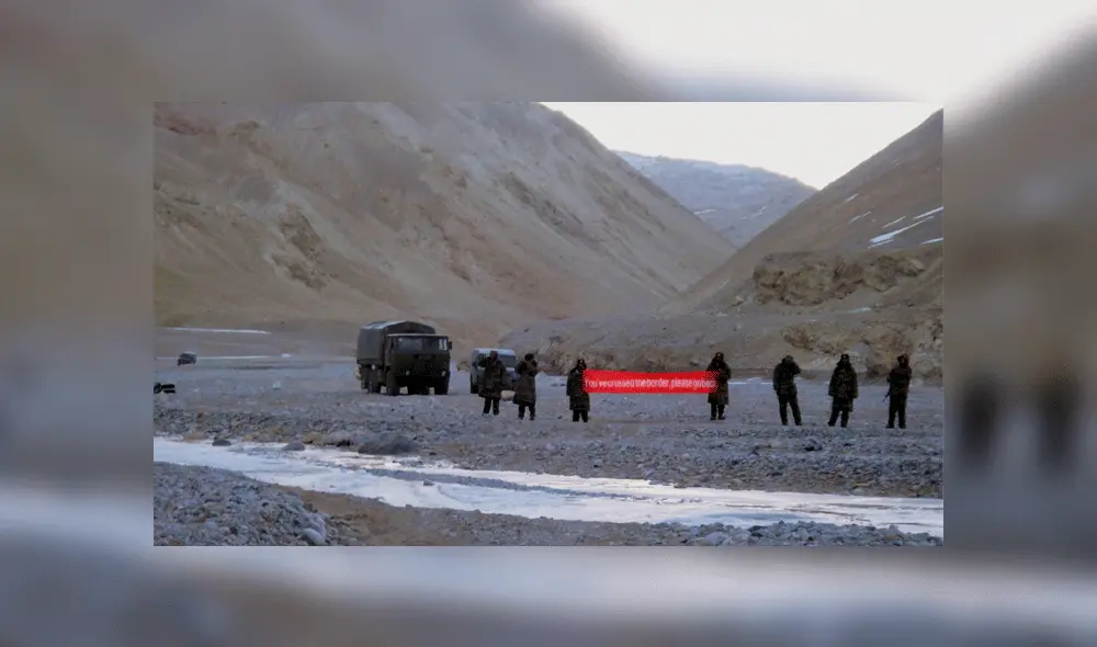 Soldados chinos exigen "regresar" a las personas que cruzaron la frontera. Foto: AP. Soldados chinos exigen "regresar" a las personas que cruzaron la frontera. Foto: AP.