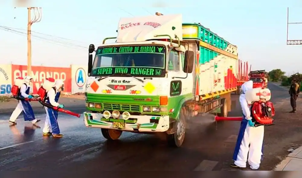 Labores de desinfección de vehículos que ingresan a Chiclayo. Labores de desinfección de vehículos que ingresan a Chiclayo.