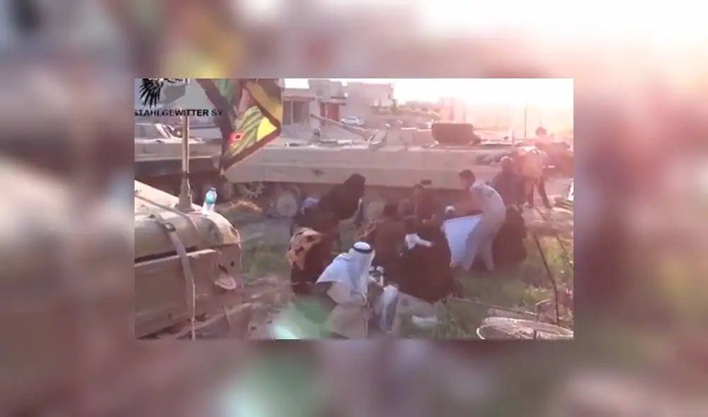 YouTube: El instante en el que soldado salva la vida de una mujer de las balas del Estado Islámico 