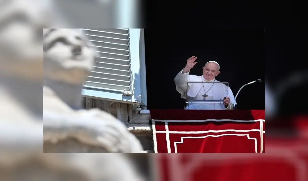 Pope Francis blesses worshipers on June 21, 2020 during the weekly Angelus prayer from a window of the apostolic palace over looking St. Peter's square in the Vatican, as the city-state eases its lockdown aimed at curbing the spread of the COVID-19 infection, caused by the novel coronavirus. (Photo by ANDREAS SOLARO / AFP) Pope Francis blesses worshipers on June 21, 2020 during the weekly Angelus prayer from a window of the apostolic palace over looking St. Peter's square in the Vatican, as the city-state eases its lockdown aimed at curbing the spread of the COVID-19 infection, caused by the novel coronavirus. (Photo by ANDREAS SOLARO / AFP)