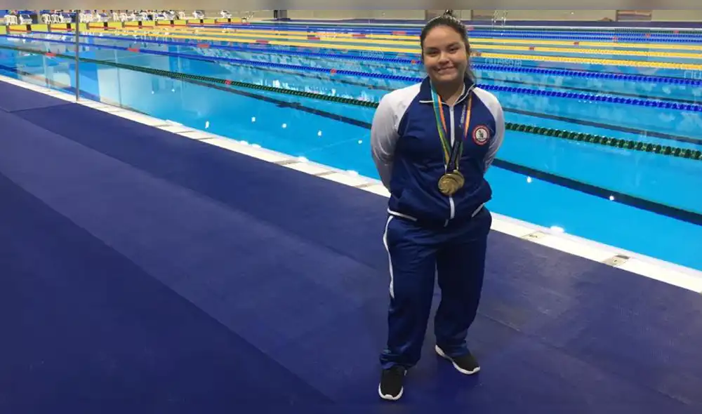 Joven lució contenta y orgullosa las medallas. Joven lució contenta y orgullosa las medallas.