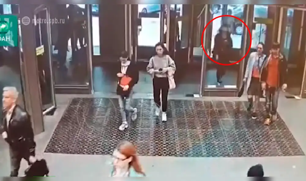 Vía Facebook: mujer se estrella contra puerta de vidrio por mirar en exceso su celular [VIDEO]