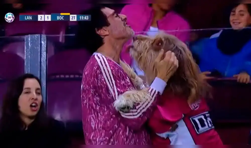 Boca Juniors: hincha de Lanús celebra gol con besos de su perro. Boca Juniors: hincha de Lanús celebra gol con besos de su perro.