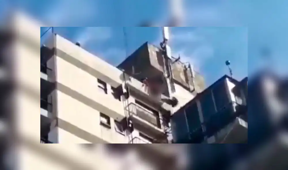 Hombre apuñala a mujer e intenta arrojarse desde la azotea de un edificio Hombre apuñala a mujer e intenta arrojarse desde la azotea de un edificio