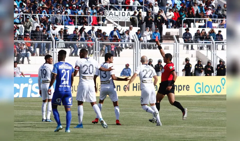 José Rosell de Alianza Lima recibió tarjeta roja a las 30'.