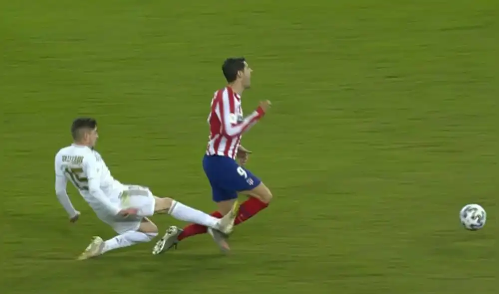 Federico Valverde se ganó la roja por esta temeraria pero salvadora intervención. Foto: ESPN.