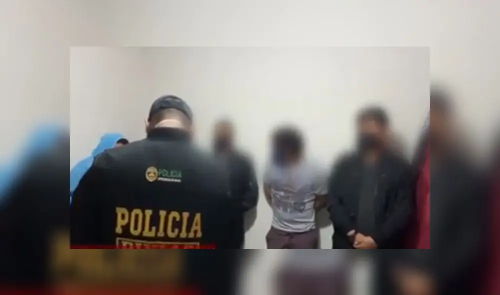 Dos de los intervenidos fueron llevados a la comisaría en calidad de detenidos por el presunto delito contra la salud pública. (Foto: Captura de video / América Noticias)