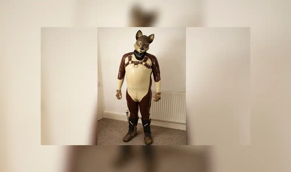 El insólito caso del hombre que se cree perro: come, ladra, y muerde a quien se le acerque El insólito caso del hombre que se cree perro: come, ladra, y muerde a quien se le acerque